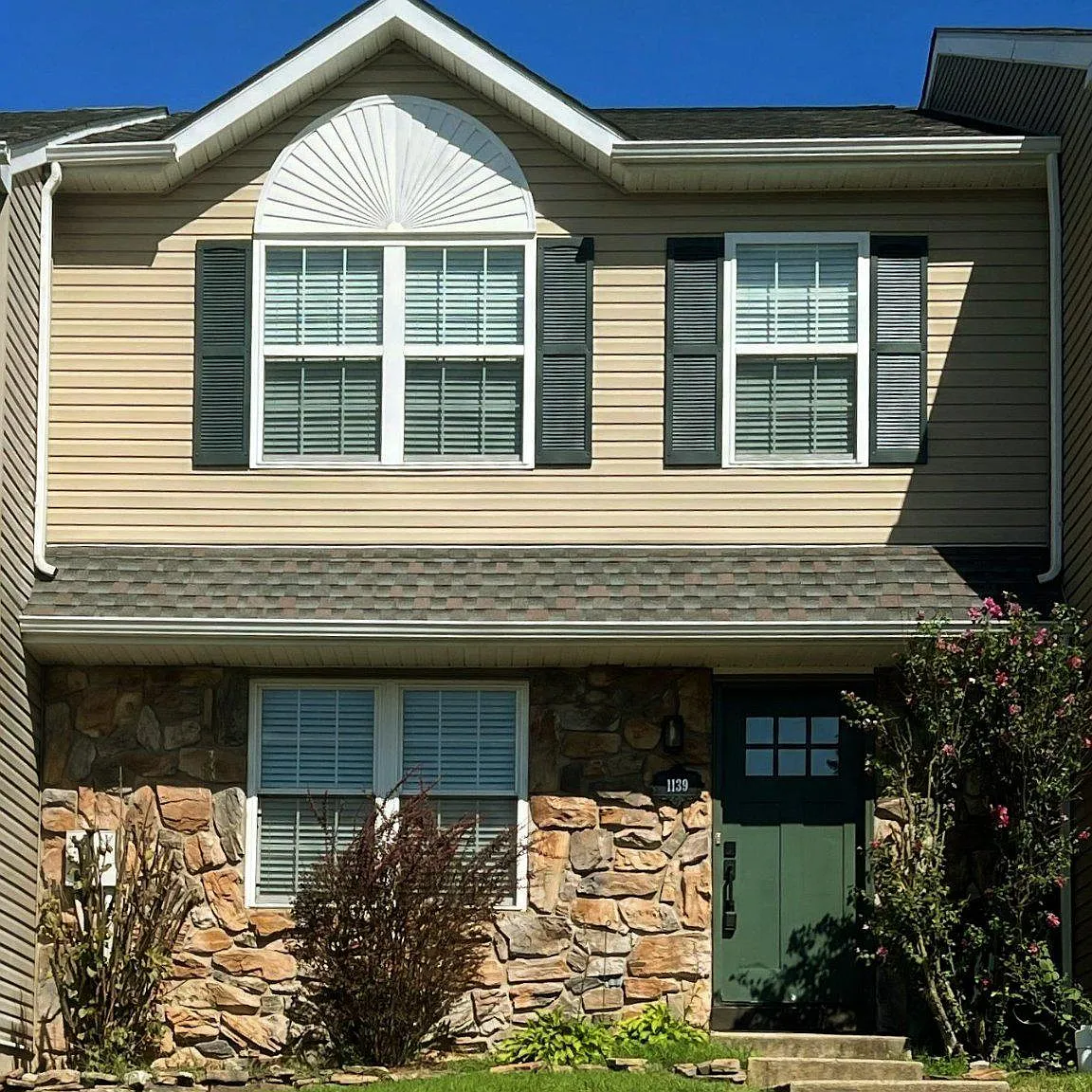 3 bed, 1.5 bath, 1512 sqft, $2,175 — Photo 1