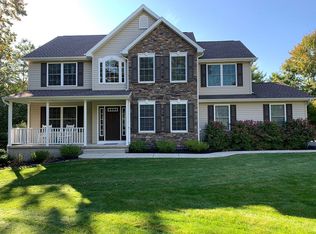 105 Auburn Ct, Roaring Brook Township, PA 18444