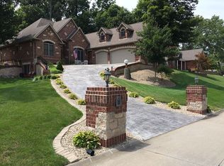 1656 Golf Course Dr, Belleville, IL 62220