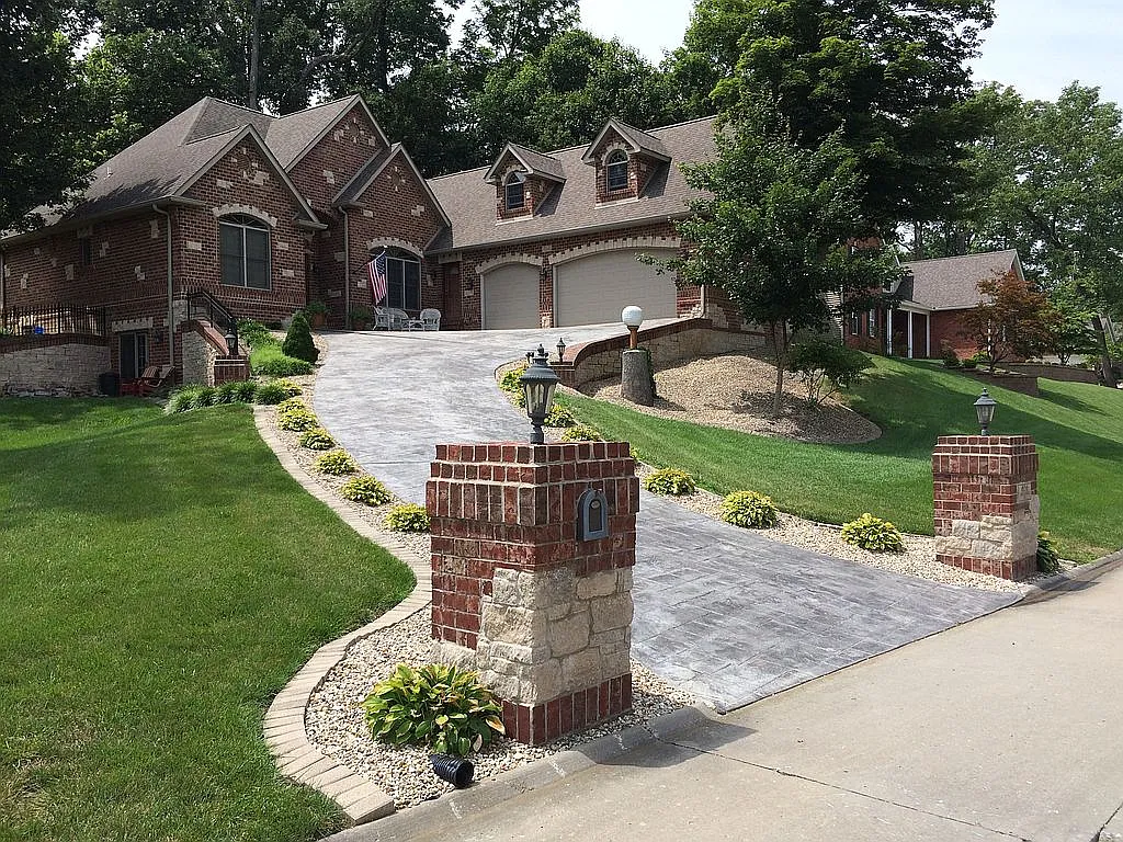1656 Golf Course Dr photo 1