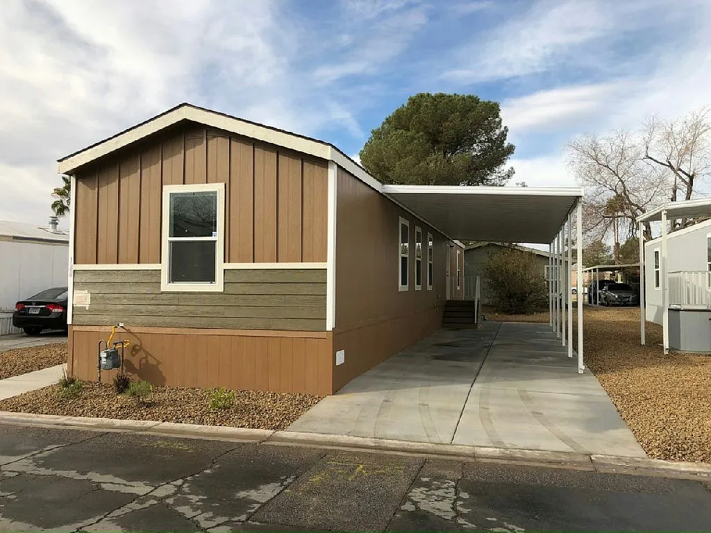 3 bed, 2.0 bath, 1056 sqft, $1,672 — Photo 2