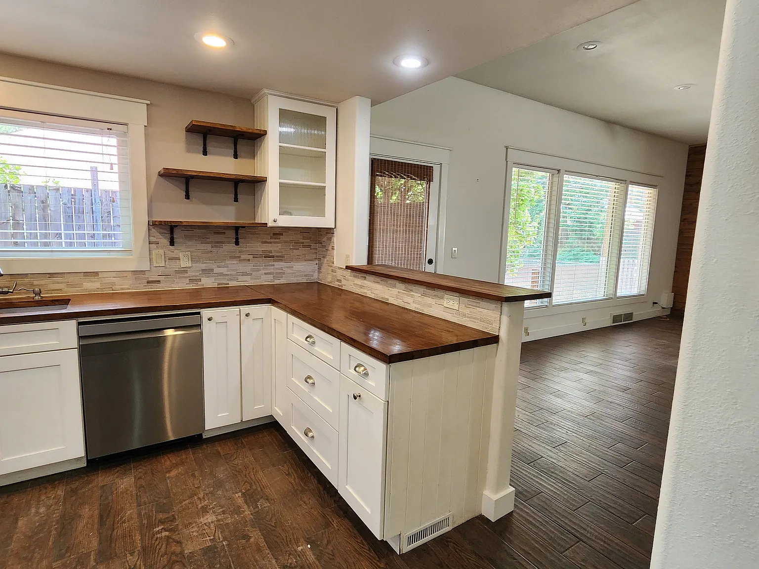 2 bed, 1318 sqft, $2,400 — Photo 4