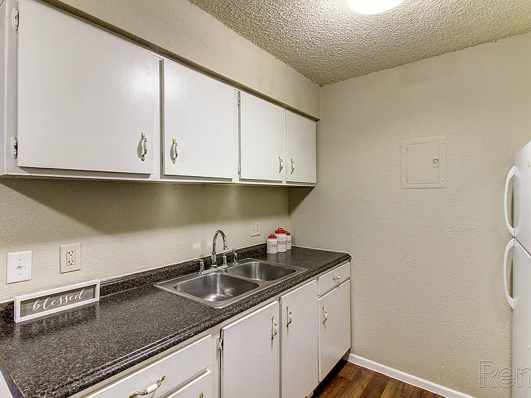 Crossroads Village Apartments — Photo 17