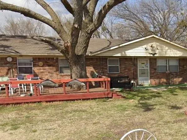 302 W Chickasaw St, Wynnewood, OK 73098