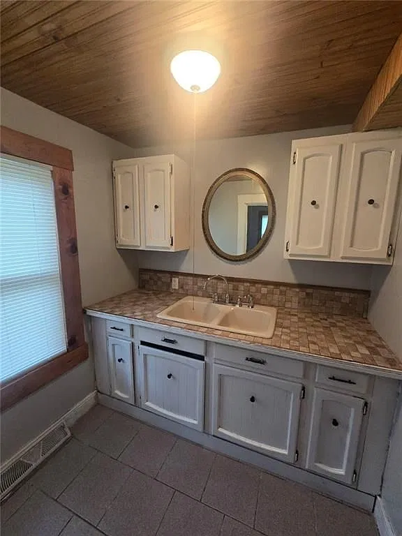 3 bed, 1.0 bath, 2288 sqft, $1,900 — Photo 1