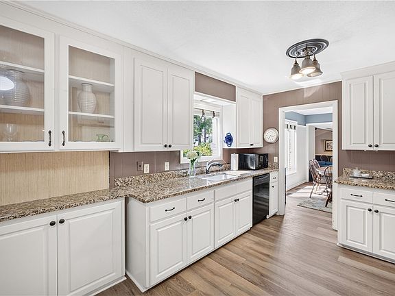 5th image of 778 Brenda Ave