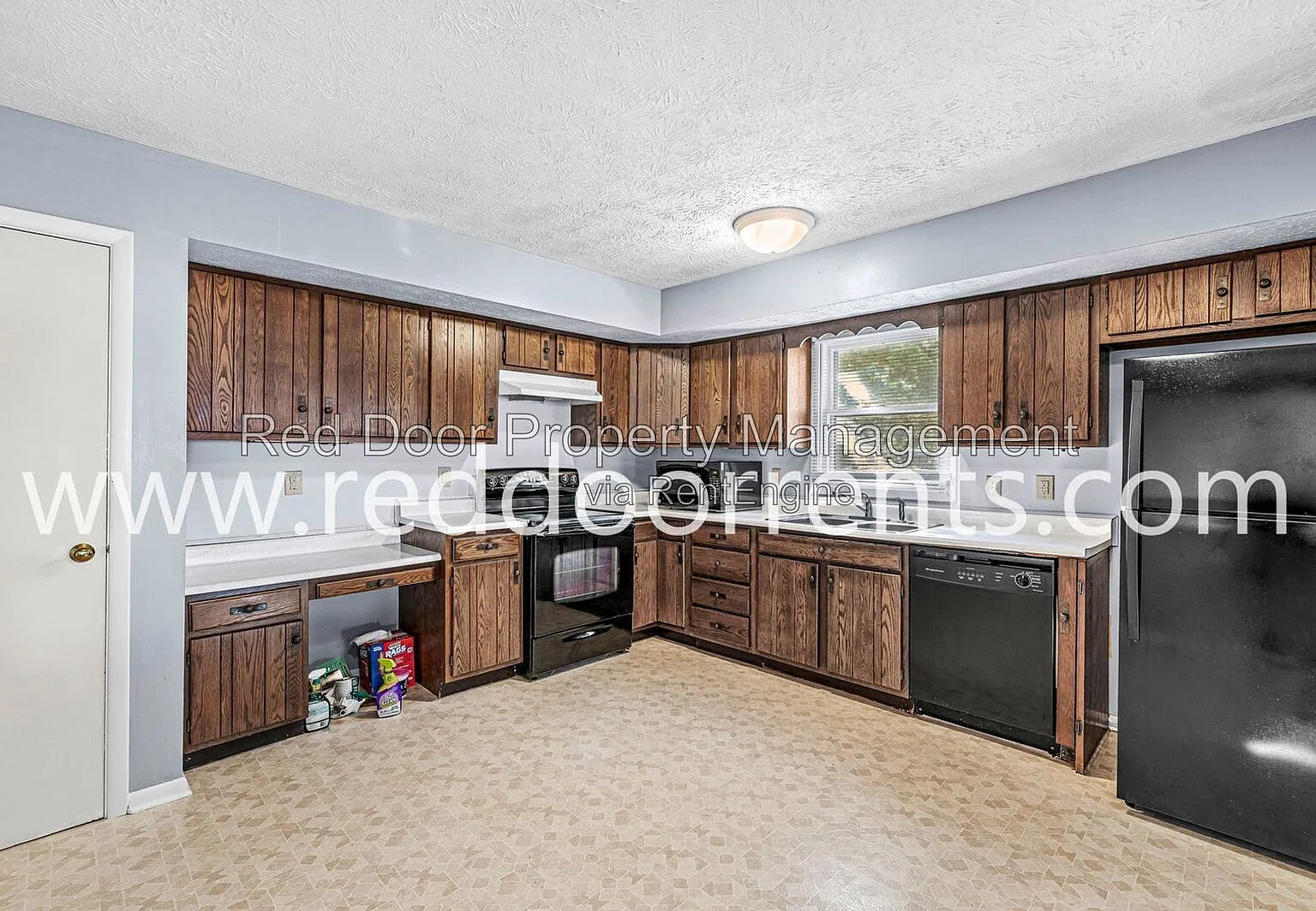 3 bed, 2.0 bath, 1609 sqft, $2,095 — Photo 2