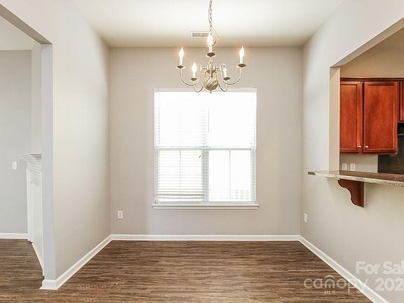 4th image of 137 Kensington St