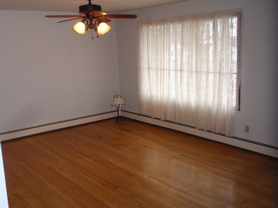Living room 12'6"x19'6"