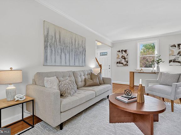 5th image of 10015 Markham St
