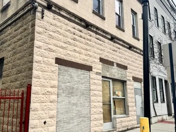 2404 Summit Avenue image 2 of 16