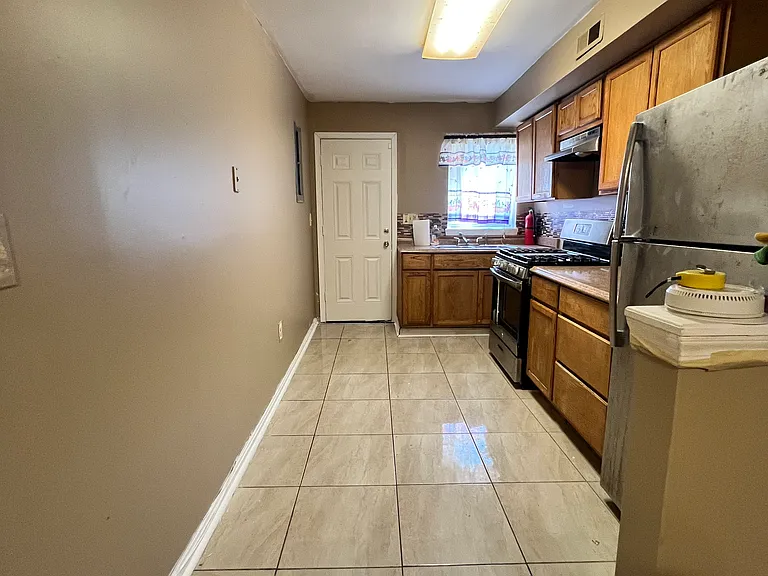 1433 N Fulton Ave — Photo 2