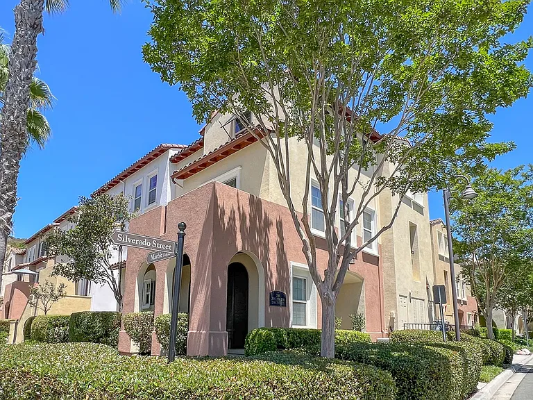2110 Silverado St — Photo 36
