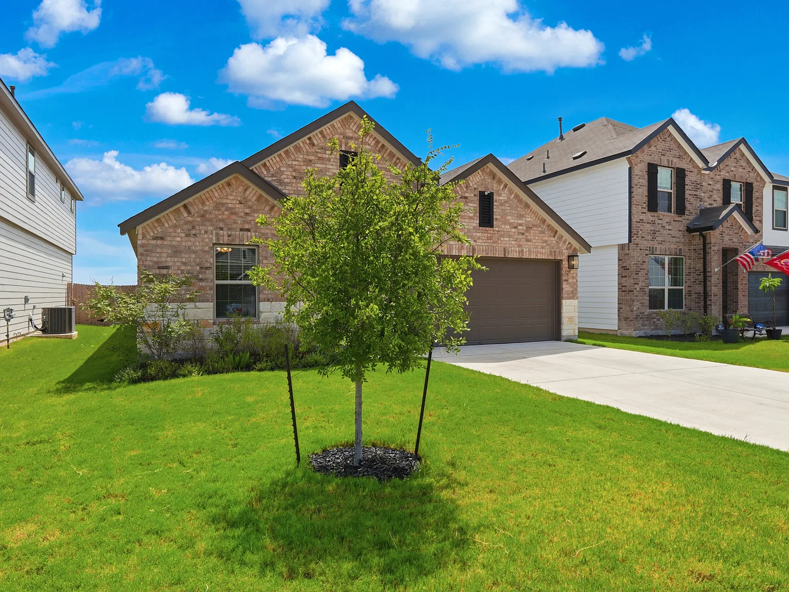 Bright 3-Bed Home with Island Kitchen, Private Patio, and Fenced Yard in New Braunfels — Photo 2