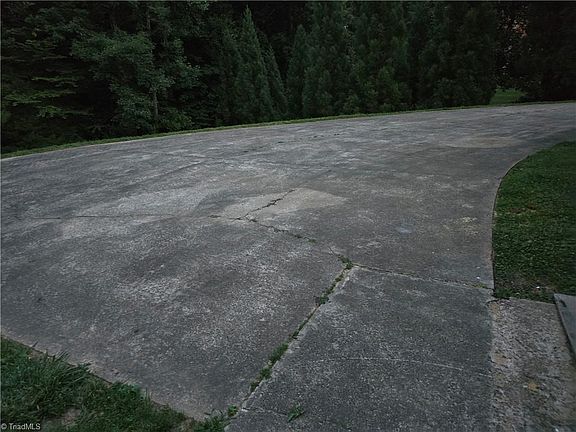 5th image of 905 Coffey Ave