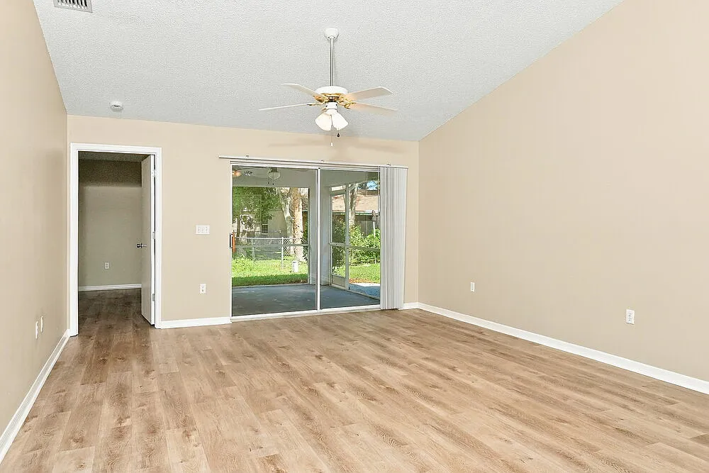 3 bed, 2.0 bath, 1346 sqft, $2,035 — Photo 4