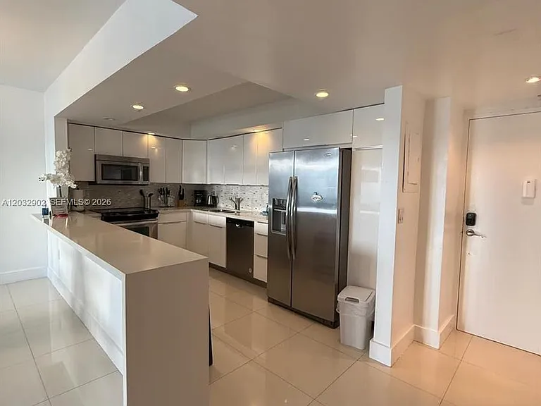 19370 Collins Ave #423 — Photo 5