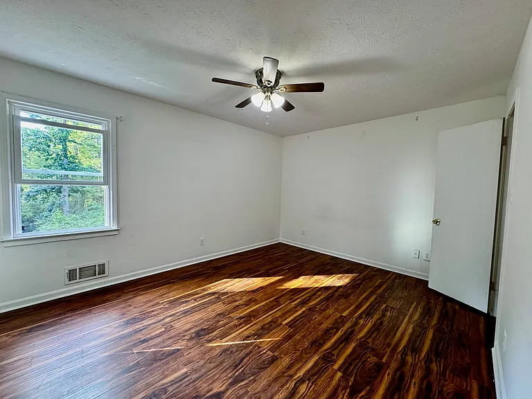 3355 Poplar Dr — Photo 7
