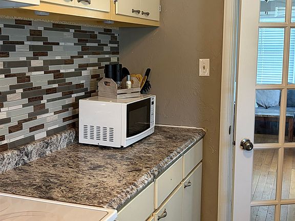 4th image of 1015 W B