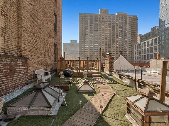 5th image of 251 W 70th St Unit Penthouse 4