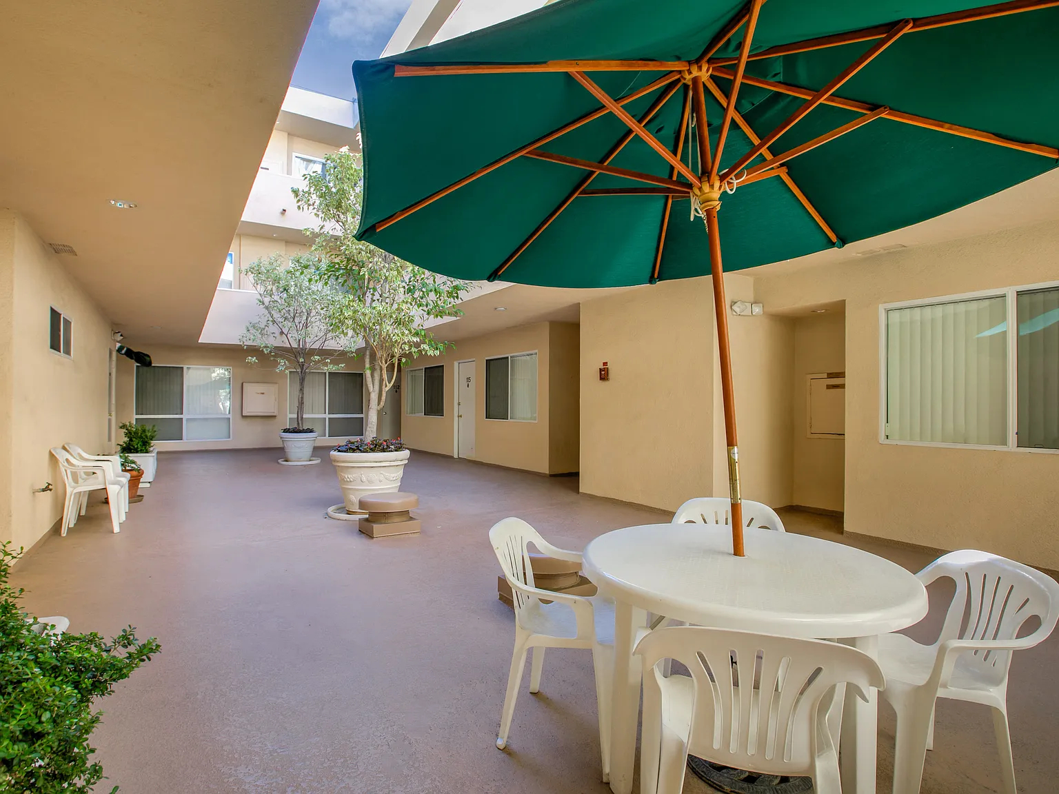 Beverly Park Towers — Photo 3