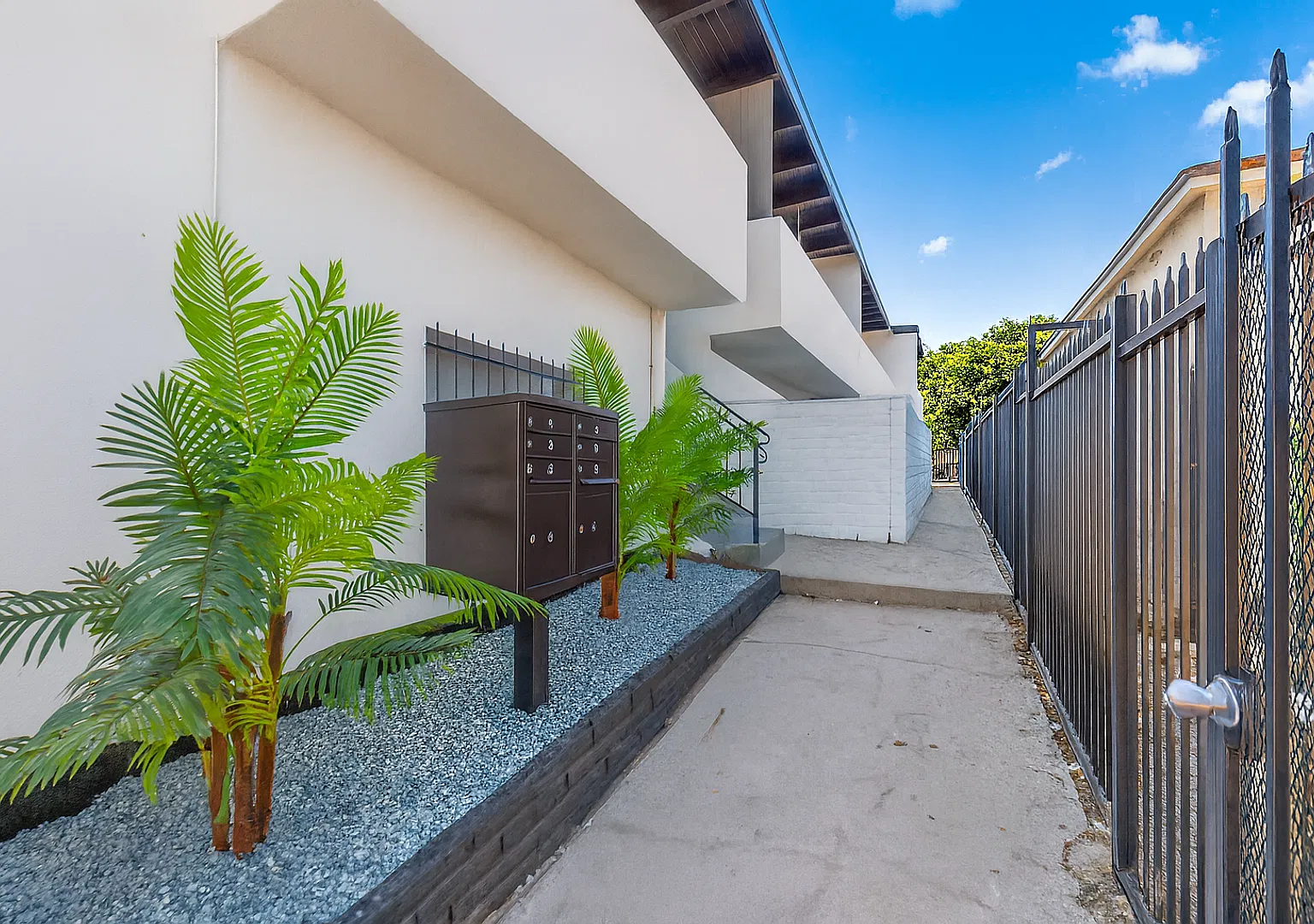Renovated Units in Prime Palms/Mar Vista — Photo 3