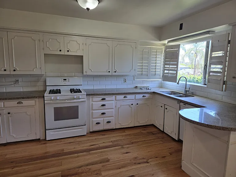 4971 Cresita Dr — Photo 7
