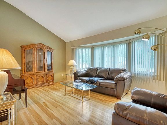 5th image of 26 Miriam Ln