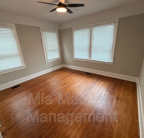 801 E 39th St — Photo 12