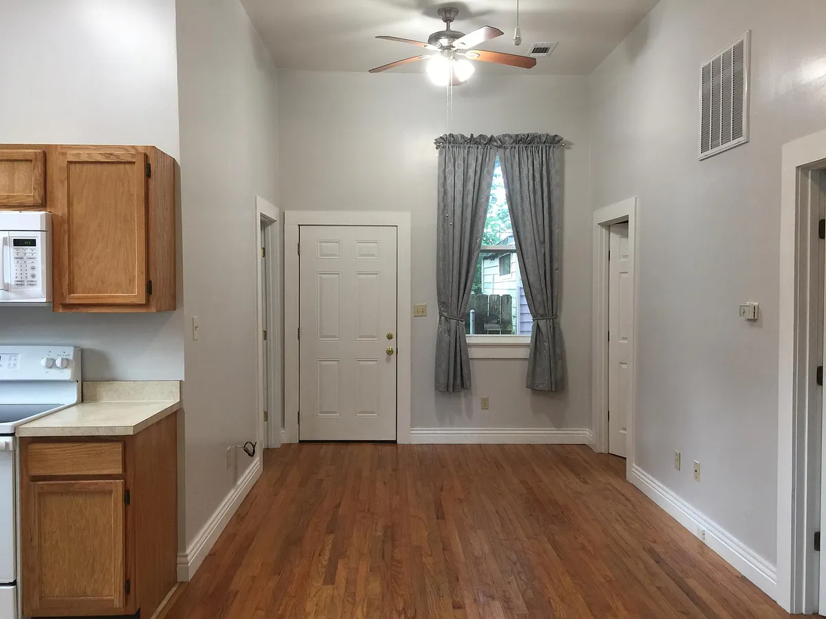 Building Photo - 2513 Annunciation St