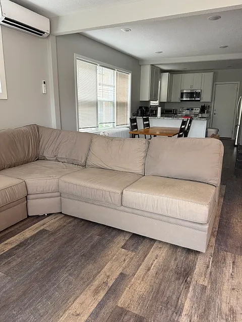 5 bed, 2500 sqft, $3,625 — Photo 3