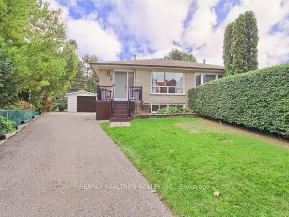 1 McDonald Dr, Aurora, ON L4G 2T4