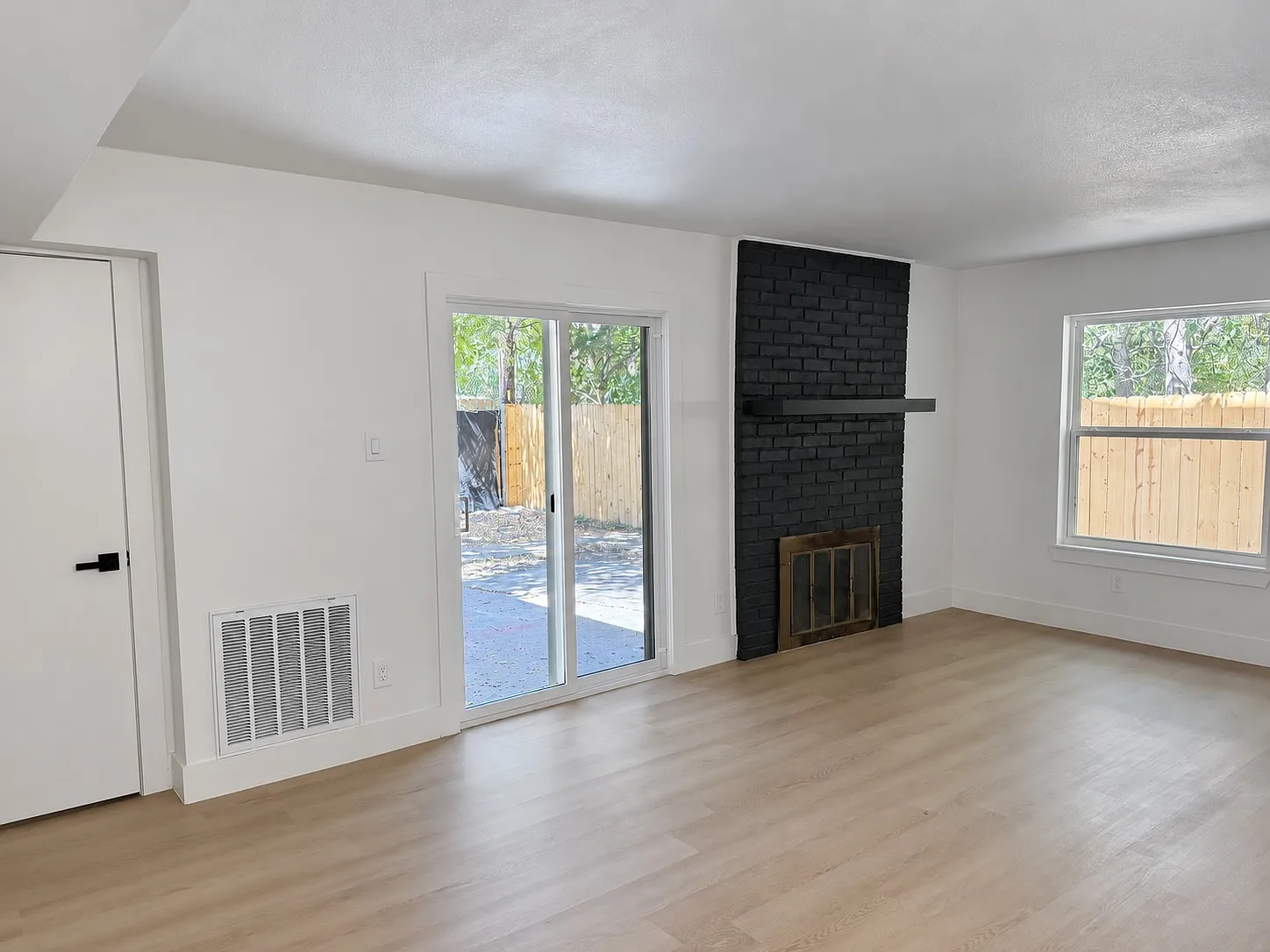1 bed, 1.5 bath, 1000 sqft, $1,350 — Photo 2