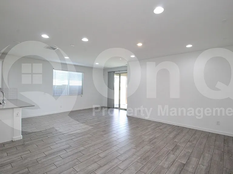 8923 W Solano Dr — Photo 8