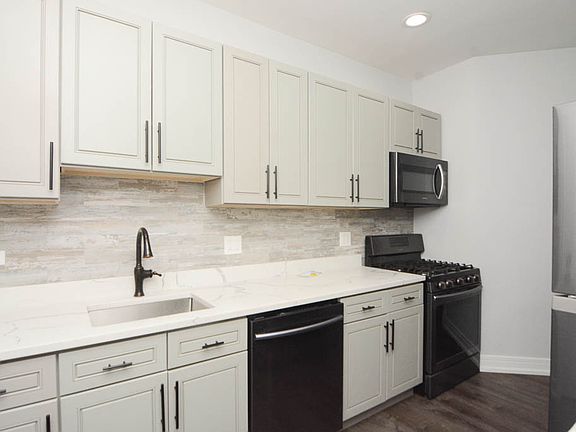 3rd image of 6101 N Winthrop Ave #3