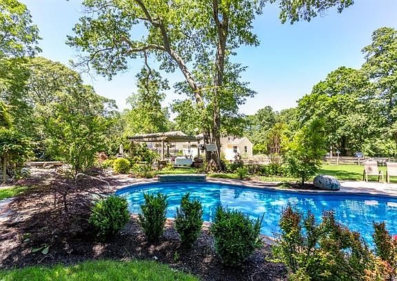 4th image of 1709 Lakeside Dr S