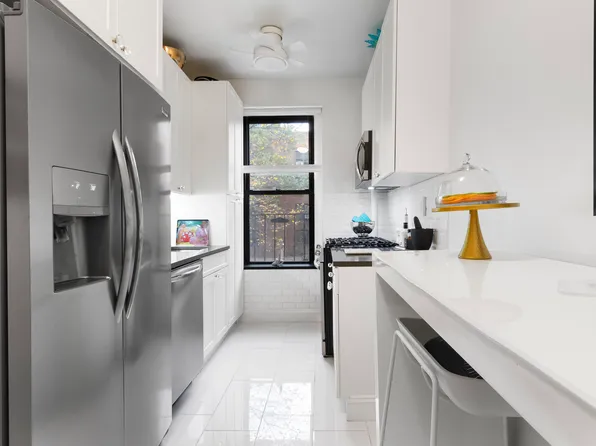 225 Bennett Avenue image 3 of 6