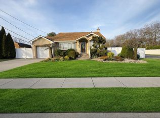 19 Ronnie Ln, Bethpage, NY 11714