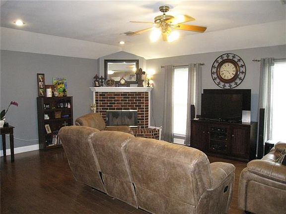 4th image of 15 Moss Dr