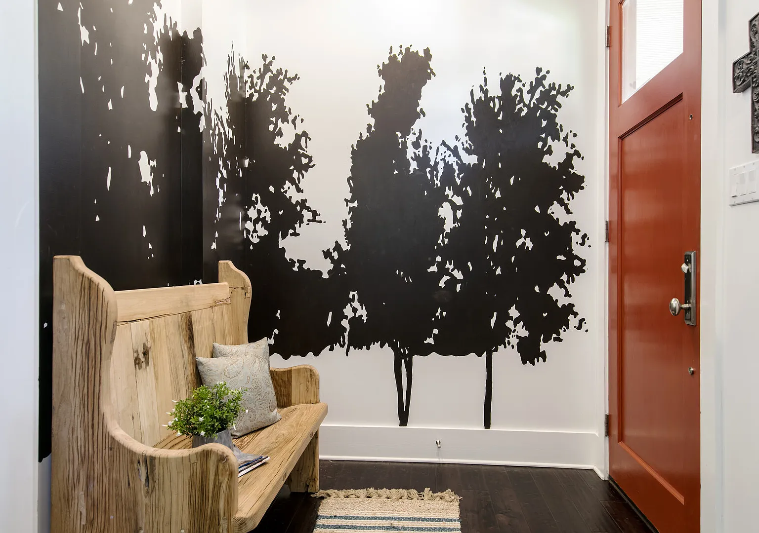 Modern Farmhouse in Quaint Neighborhood — Photo 2