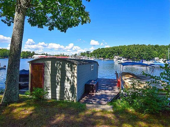 Boathouse w/26ft. Docks