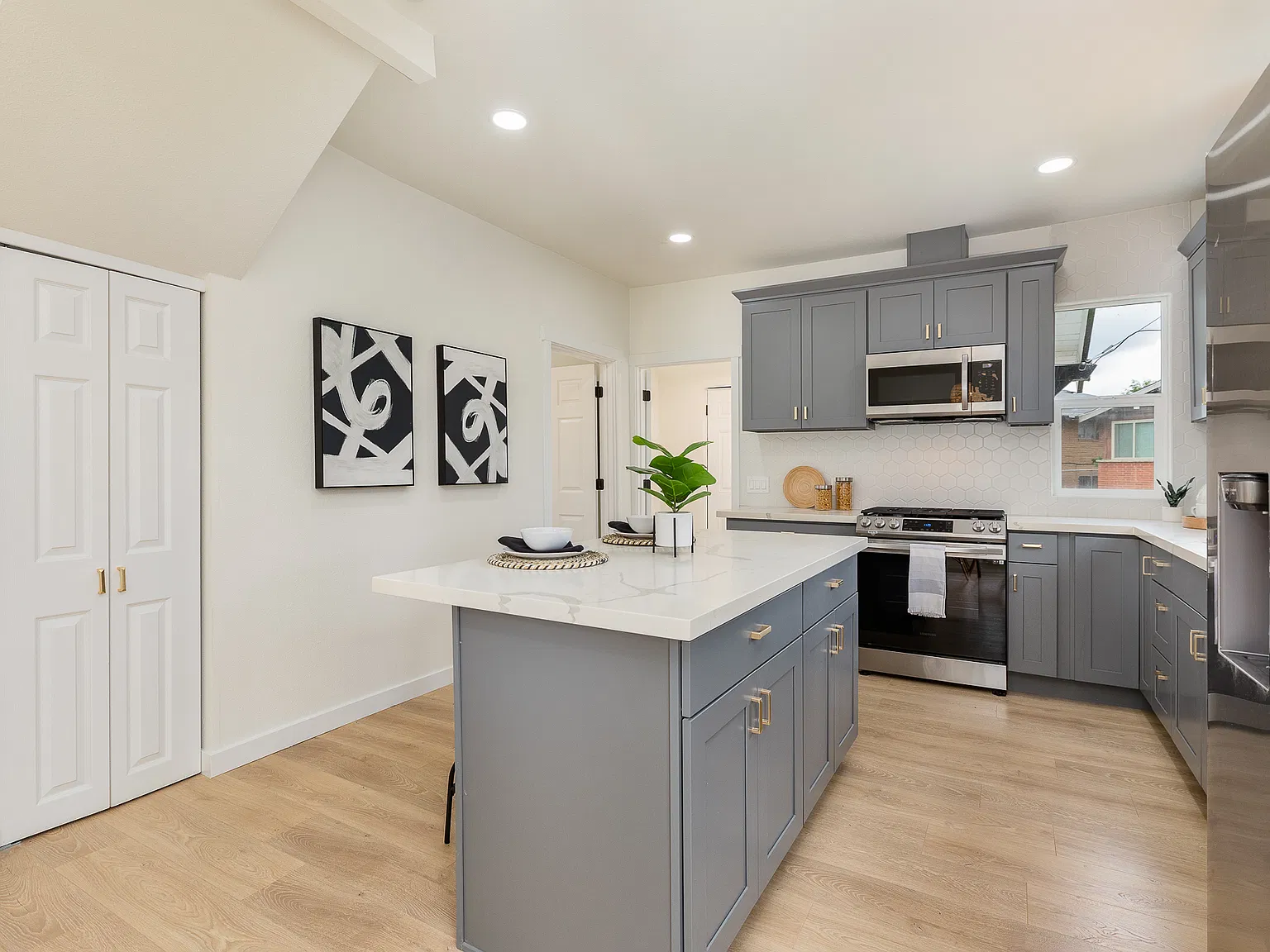 2 bed, 930 sqft, $3,500 — Photo 4