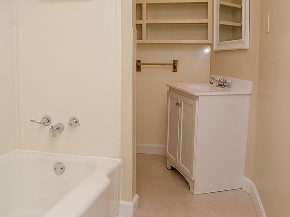 4th image of 2212 N Rosewood Ave