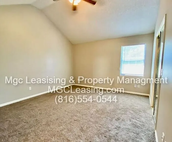 1012B NE Whispering Winds Ct #B — Photo 10