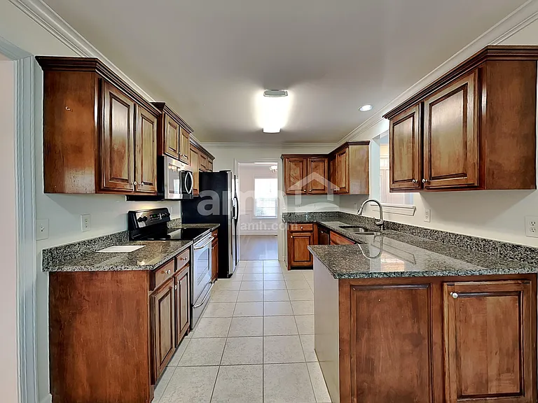 560 Summit Way — Photo 3