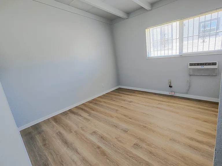 222 N Effie St — Photo 9