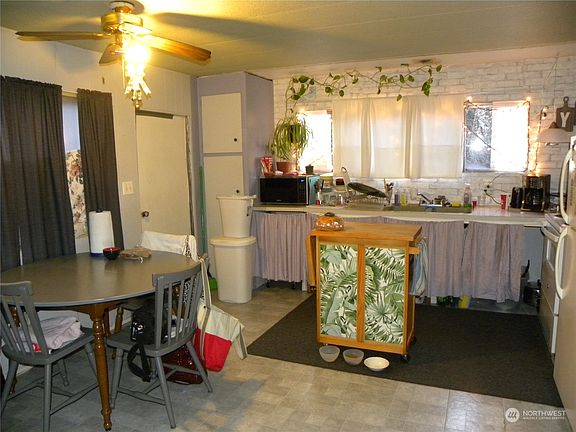 Kitchen with dining area. >
