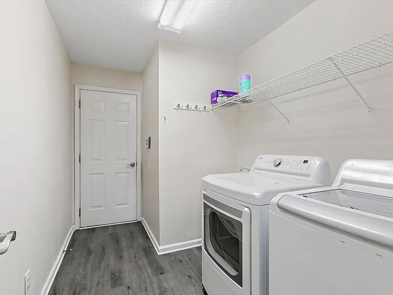 8884 Hampton Landing Dr E — Photo 29