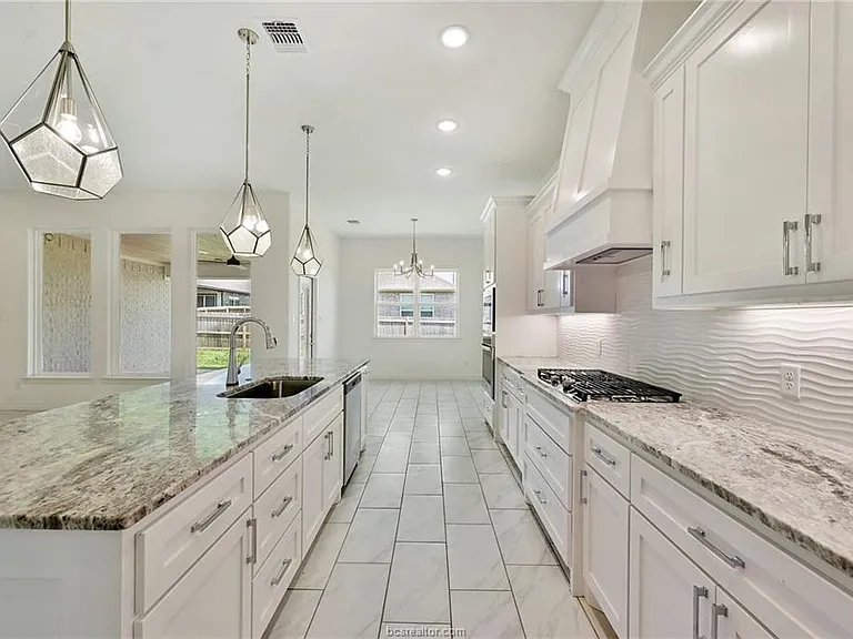 2900 Bombay Ct — Photo 6