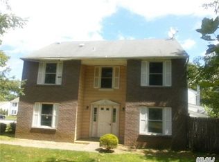 5 Vicksburg Ct, Coram, NY 11727